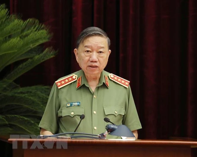Bộ trưởng Công an Tô Lâm báo cáo các nội dung cơ bản của Nghị quyết 12 của Bộ Chính trị. Ảnh: TTXVN