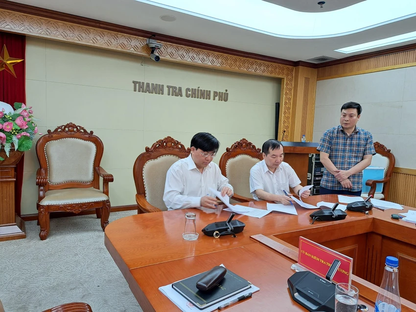 Thứ trưởng Bộ KH&amp;ĐT Trần Duy Đông cùng Cục trưởng Cục Phòng, chống tham nhũng Hoàng Thái Dương ký biên bản bốc thăm phần liên quan tới Bộ KH&amp;ĐT. Ảnh: NGHĨA NHÂN