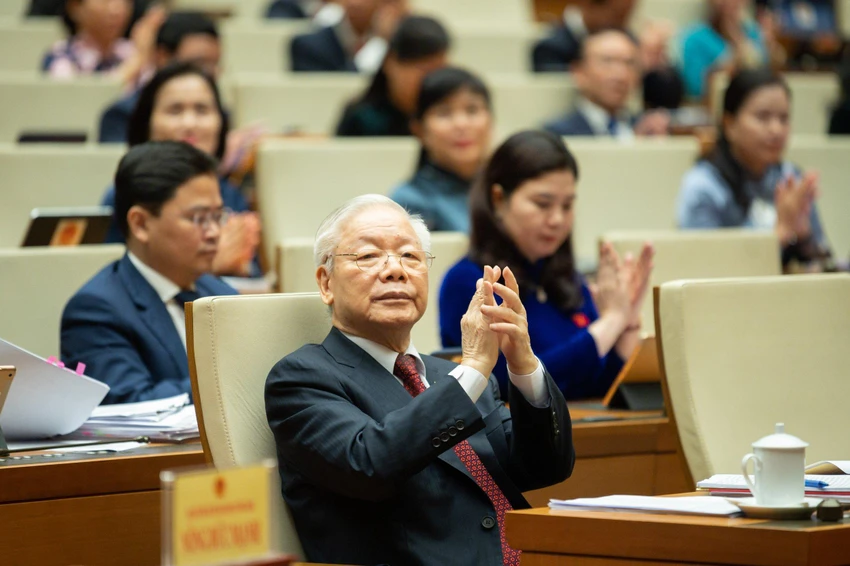 Đại biểu Quốc hội - Tổng Bí thư Nguyễn Phú Trọng trong phiên bế mạc kỳ họp thứ 4, Quốc hội khóa XIII, hôm 15-11. Tại các kỳ họp, Quốc hội đã thực hiện chức năng, nhiệm vụ của mình, bao gồm cả phối hợp, kiểm soát quyền lực của cơ quan hành pháp, tư pháp. Ảnh: QH