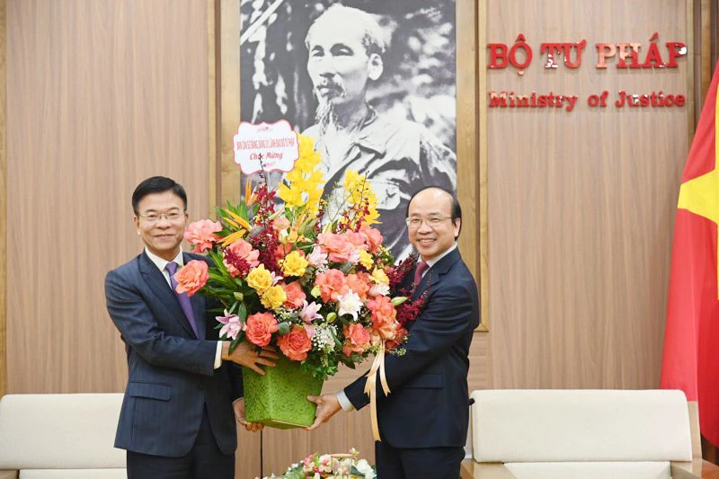 Ủy viên Trung ương Đảng - Bộ trưởng Tư pháp Lê Thành Long chúc mừng tân Chủ tịch Viện Hàn lâm Khoa học xã hội Việt Nam Phan Chí Hiểu. Ảnh: BTP. Ủy viên Trung ương Đảng - Bộ trưởng Tư pháp Lê Thành Long chúc mừng tân Chủ tịch Viện Hàn lâm Khoa học xã hội Việt Nam Phan Chí Hiểu. Ảnh: BTP.
