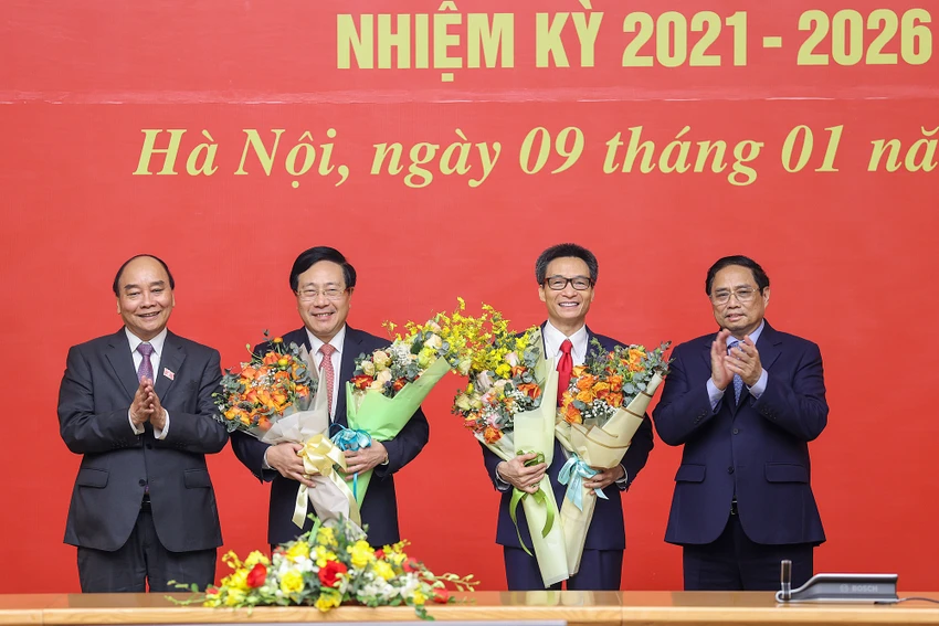 Ông Phạm Bình Minh và ông Vũ Đức Đam vừa được cho thôi chức phó Thủ tướng, trong buổi lễ trang trọng tại Văn phòng Chính phủ. Ảnh: VGP.