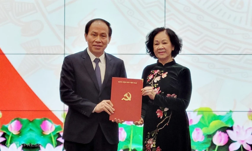 Ủy viên Bộ Chính trị - Trưởng ban Tổ chức Trung ương Trương Thị Mai trao quyết định về công tác cán bộ cho Ủy viên Trung ương Đảng Lê Tiến Châu. Ảnh: thanhphohaiphong.gov.vn.