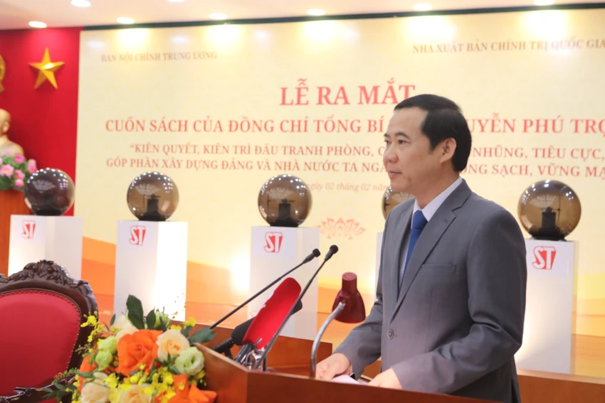 Phó trưởng Ban Nội chính Trung ương Nguyễn Thái Học giới thiệu quá trình biên soạn cuốn sách. Ảnh: Phước H. Phó trưởng Ban Nội chính Trung ương Nguyễn Thái Học giới thiệu quá trình biên soạn cuốn sách. Ảnh: Phước H.