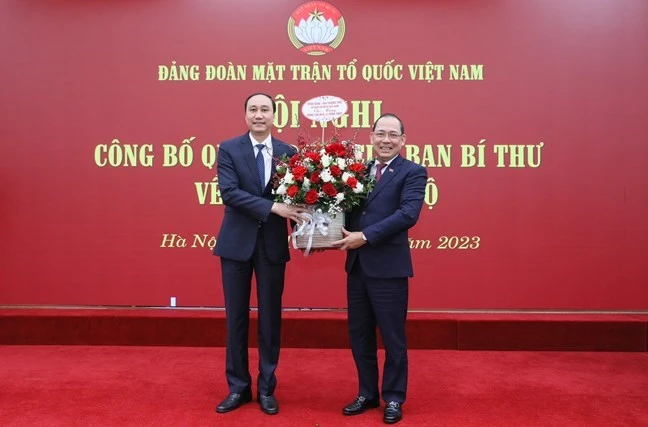Phó Chủ tịch chuyên trách Ủy ban Trung ương MTTQ Việt Nam Phùng Khánh Tài chúc mừng tân Ủy viên Đảng đoàn Hoàng Công Thủy. Ảnh: MTTQ. Phó Chủ tịch chuyên trách Ủy ban Trung ương MTTQ Việt Nam Phùng Khánh Tài chúc mừng tân Ủy viên Đảng đoàn Hoàng Công Thủy. Ảnh: MTTQ.