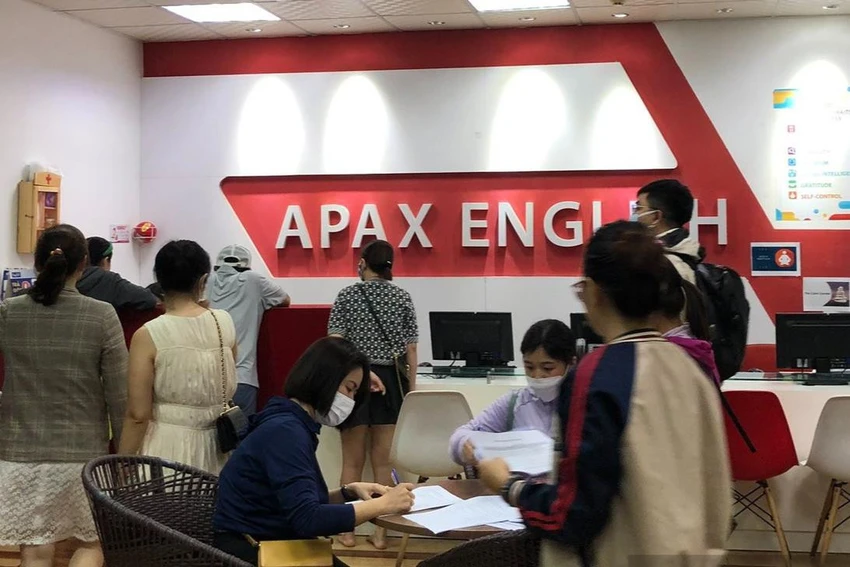 Nhiều phụ huynh đã đóng những khoản tiền lớn nhưng nay con cái không được đi học như cam kết, nên đến đòi nợ Apax Leaders. Nhiều phụ huynh đã đóng những khoản tiền lớn nhưng nay con cái không được đi học như cam kết, nên đến đòi nợ Apax Leaders.