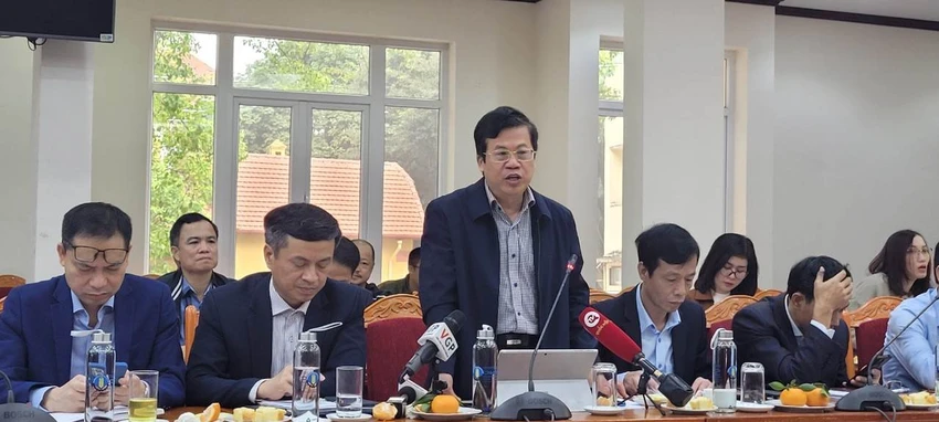 Phó Cục trưởng Cục Chăn nuôi Tống Xuân Chinh thông tin về tình hình giá heo tại cuộc họp báo thường kỳ của Bộ NN&PTNT. Ảnh: An Hiền. Phó Cục trưởng Cục Chăn nuôi Tống Xuân Chinh thông tin về tình hình giá heo tại cuộc họp báo thường kỳ của Bộ NN&PTNT. Ảnh: An Hiền.