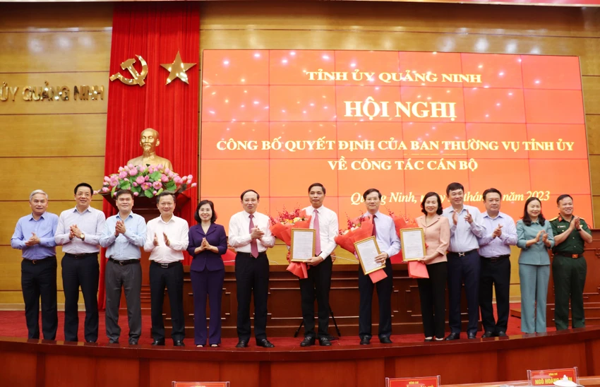 Ba cán bộ thuộc diện Ban Thường vụ Tỉnh ủy Quảng Ninh quản lý nhận hoa và quyết định điều động. Ba cán bộ thuộc diện Ban Thường vụ Tỉnh ủy Quảng Ninh quản lý nhận hoa và quyết định điều động.