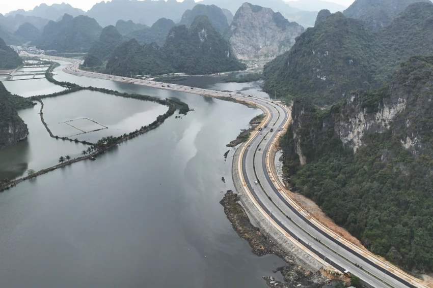 Đường bao biển Hạ Long - Cẩm Phả đi xuyên qua vùng núi đá, rừng ngập mặn. Ảnh: UBND tỉnh Quảng Ninh Đường bao biển Hạ Long - Cẩm Phả đi xuyên qua vùng núi đá, rừng ngập mặn. Ảnh: UBND tỉnh Quảng Ninh