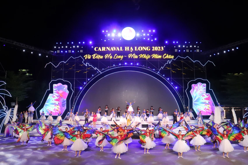 Carnaval Hạ Long đã trở thành một sản phẩm du lịch thường niên của Quảng Ninh từ nhiều năm nay. Carnaval Hạ Long đã trở thành một sản phẩm du lịch thường niên của Quảng Ninh từ nhiều năm nay.
