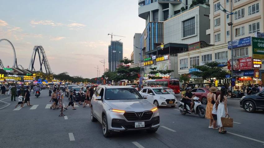 Khách thập phương đổ về Bãi Cháy trong kỳ nghỉ dài vắt từ 29-4 đến hết 3-5. Khách thập phương đổ về Bãi Cháy trong kỳ nghỉ dài vắt từ 29-4 đến hết 3-5.