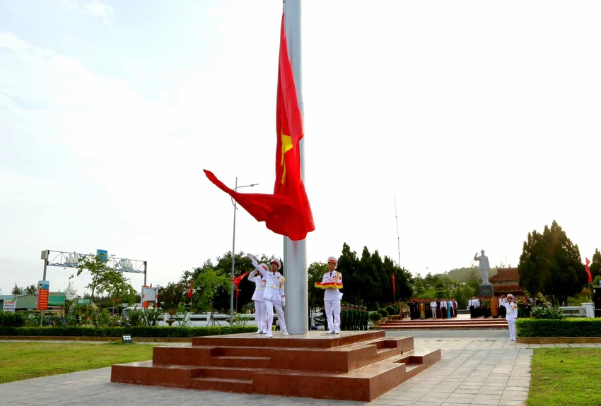 Lễ thượng cờ trên đảo Cô Tô, sáng 30-4. Lễ thượng cờ trên đảo Cô Tô, sáng 30-4.