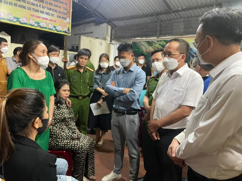 Ông Cáp Trọng Tuấn, Chủ tịch UBND quận Ngô Quyền, đến thăm hỏi gia đình một nạn nhân trong vụ cháy.