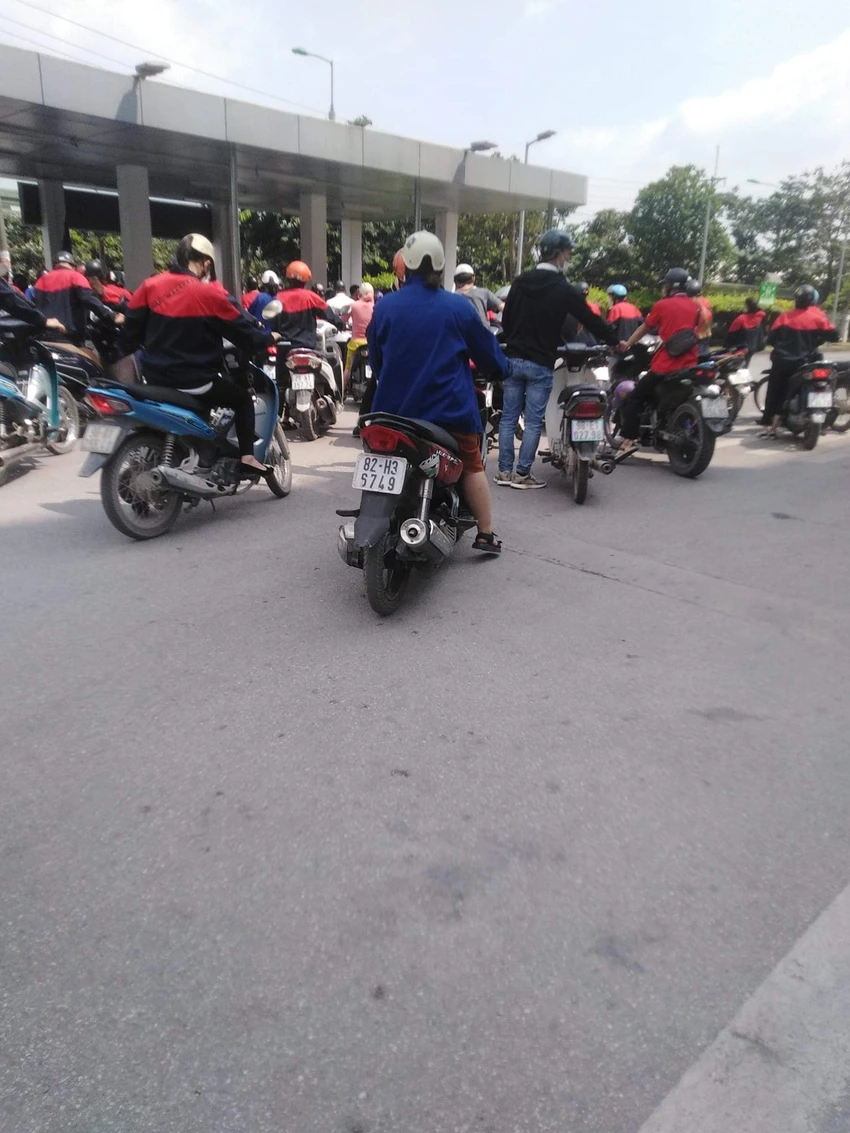 Công nhân một doanh nghiệp ở khu công nghiệp Quang Châu, Bắc Giang phải nghỉ việc sáng 2-6 do không có điện để sản xuất. Ảnh: FB. Công nhân một doanh nghiệp ở khu công nghiệp Quang Châu, Bắc Giang phải nghỉ việc sáng 2-6 do không có điện để sản xuất. Ảnh: FB.