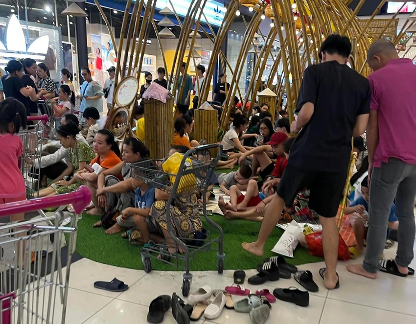 Ở nhà mất điện, người dân kéo vào siêu thị để tránh nóng. Ảnh chụp tại Trung tâm thương mại Aeon Mall Long Biên, Hà Nội, ngày 2-6. Ảnh: NT Ở nhà mất điện, người dân kéo vào siêu thị để tránh nóng. Ảnh chụp tại Trung tâm thương mại Aeon Mall Long Biên, Hà Nội, ngày 2-6. Ảnh: NT