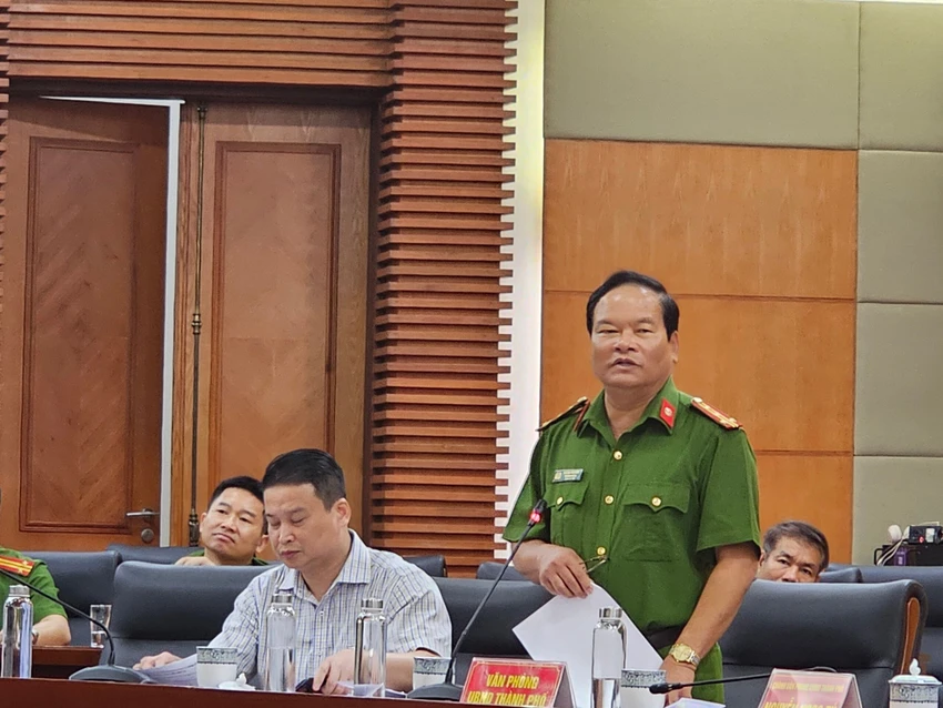 Đại tá Hoàng Văn Bình, trưởng phòng cảnh sát PCCC và CNCH Công an Hải Phòng cung cấp thông tin tại cuộc họp báo. Đại tá Hoàng Văn Bình, trưởng phòng cảnh sát PCCC và CNCH Công an Hải Phòng cung cấp thông tin tại cuộc họp báo.