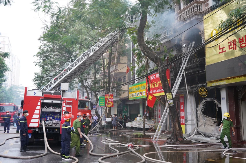 Hiện trường vụ cháy quán trà trên phố Văn Cao, quận Ngô Quyền, Hải Phòng, ngày 12-5. Hiện trường vụ cháy quán trà trên phố Văn Cao, quận Ngô Quyền, Hải Phòng, ngày 12-5.