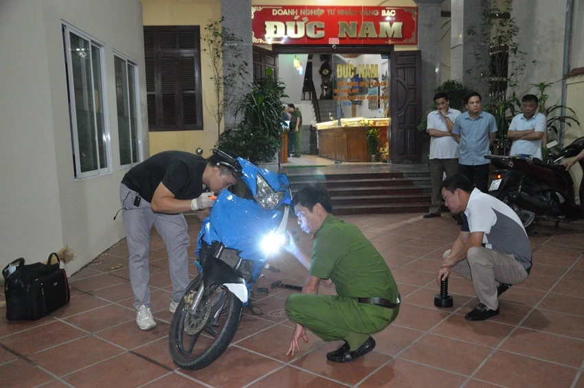 Công an khám nghiệm hiện trường xảy ra vụ án. Ảnh: Cổng TTĐT Công an tỉnh Hải Dương Công an khám nghiệm hiện trường xảy ra vụ án. Ảnh: Cổng TTĐT Công an tỉnh Hải Dương