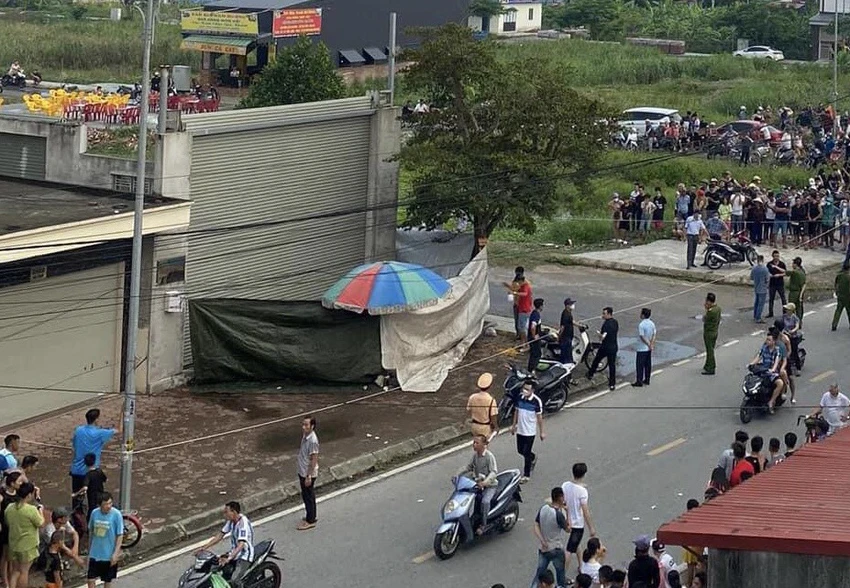 Sau khi được người dân báo tin, công an sở tại đã quây kín hiện trường phục vụ việc điều tra. Sau khi được người dân báo tin, công an sở tại đã quây kín hiện trường phục vụ việc điều tra.