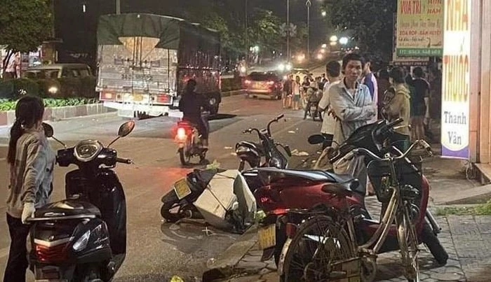 Hiện trường vụ tai nạn giao thông chết người liên quan đến Chủ tịch phường Nam Khê, thành phố Uông Bí, Quảng Ninh, tối 9-6. Hiện trường vụ tai nạn giao thông chết người liên quan đến Chủ tịch phường Nam Khê, thành phố Uông Bí, Quảng Ninh, tối 9-6.