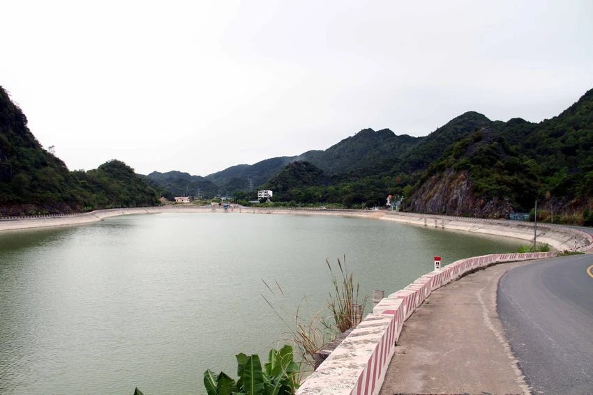Hồ chứa nước ngọt Trân Châu nằm sát con đường chính nối bến phà Cát Bà tới trung tâm khu du lịch hòn đảo được ví như "ngọc". Hồ chứa nước ngọt Trân Châu nằm sát con đường chính nối bến phà Cát Bà tới trung tâm khu du lịch hòn đảo được ví như "ngọc".
