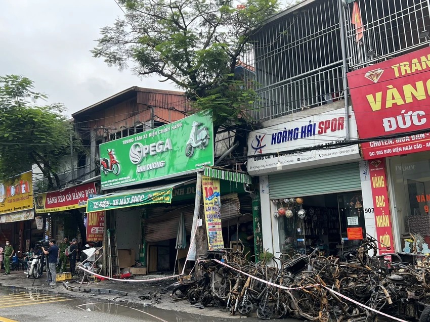 Hai bên cửa hàng xe điện này là các hộ bán đồ thể thao, vàng bạc, đồ ăn. Theo hướng gió, tầng hai lợp tôn của cửa hàng bánh xèo bên trái cũng bị lửa cuốn vào, gây hư hỏng nặng. Hai bên cửa hàng xe điện này là các hộ bán đồ thể thao, vàng bạc, đồ ăn. Theo hướng gió, tầng hai lợp tôn của cửa hàng bánh xèo bên trái cũng bị lửa cuốn vào, gây hư hỏng nặng.