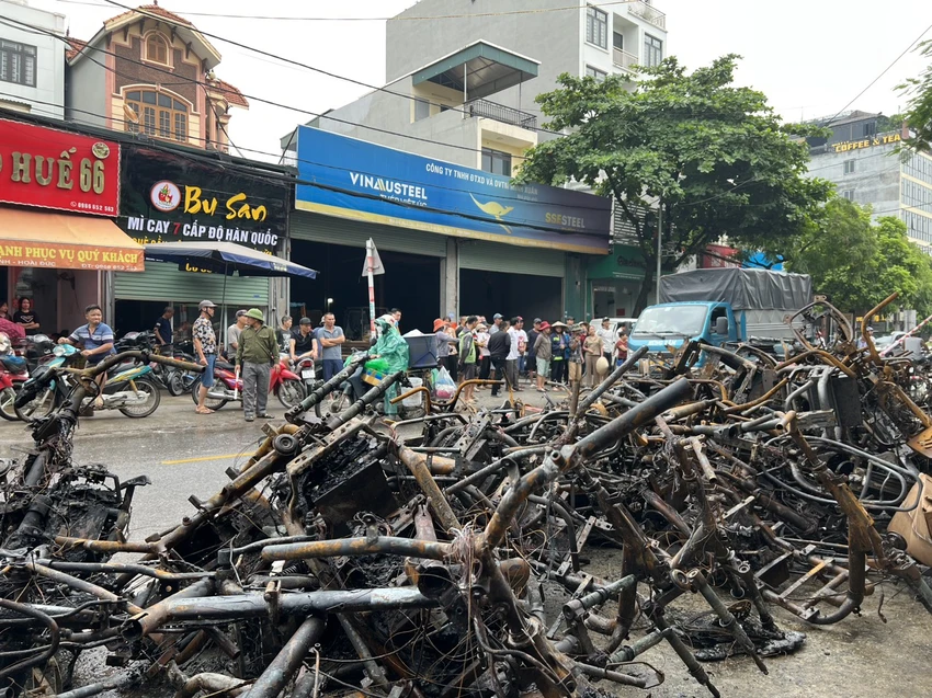 Những người quanh đó cho biết chủ nhà bị cháy mới nhập hàng về để chuẩn bị phục vụ nhu cầu đi lại của học sinh năm học mới sắp tới. Thông tin này khá phù hợp với hiện trường, khi nhiều xe đạp điện chỉ còn trơ khung được đưa ra ngoài. Những người quanh đó cho biết chủ nhà bị cháy mới nhập hàng về để chuẩn bị phục vụ nhu cầu đi lại của học sinh năm học mới sắp tới. Thông tin này khá phù hợp với hiện trường, khi nhiều xe đạp điện chỉ còn trơ khung được đưa ra ngoài.