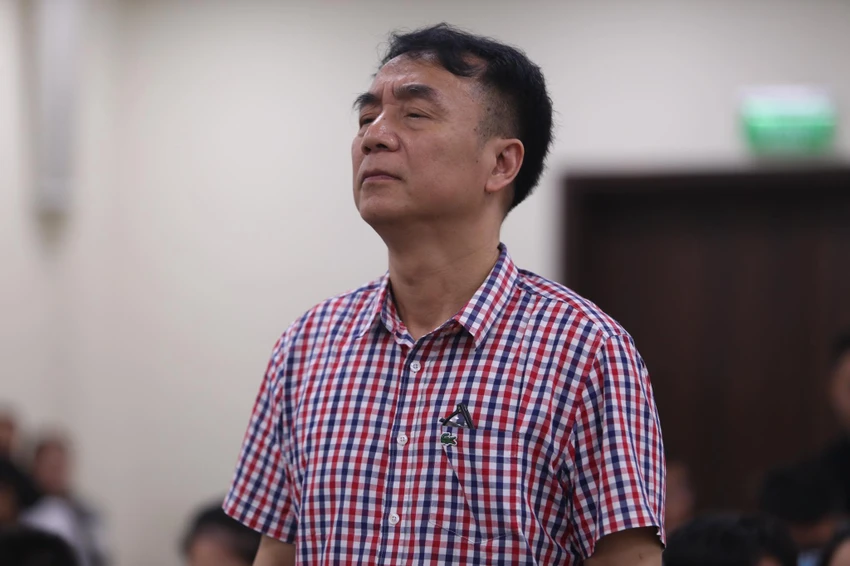 Cựu Cục phó QLTT Trần Hùng tiếp tục bác bỏ mọi chi tiết có khả năng chứng minh mình nhận hối lộ 300 triệu đồng. Cựu Cục phó QLTT Trần Hùng tiếp tục bác bỏ mọi chi tiết có khả năng chứng minh mình nhận hối lộ 300 triệu đồng.