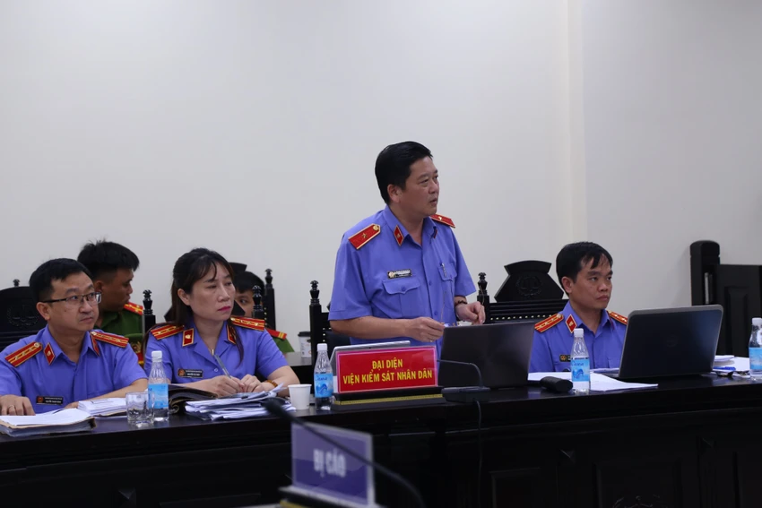 Đại diện VKSND Hà Nội giữ quyền công tố trong phần đối đáp với các luật sư tiếp tục khẳng định hệ thống chứng cử đủ sức chứng minh bị cáo Trần Hùng nhận hối lộ. Ảnh: HIẾU THIỆN Đại diện VKSND Hà Nội giữ quyền công tố trong phần đối đáp với các luật sư tiếp tục khẳng định hệ thống chứng cử đủ sức chứng minh bị cáo Trần Hùng nhận hối lộ. Ảnh: HIẾU THIỆN