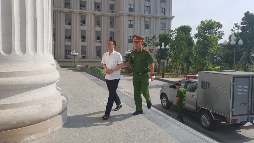 Bị cáo Trần Hùng được dẫn giải vào phòng xét xử sáng nay. Ảnh: Phi Hùng
