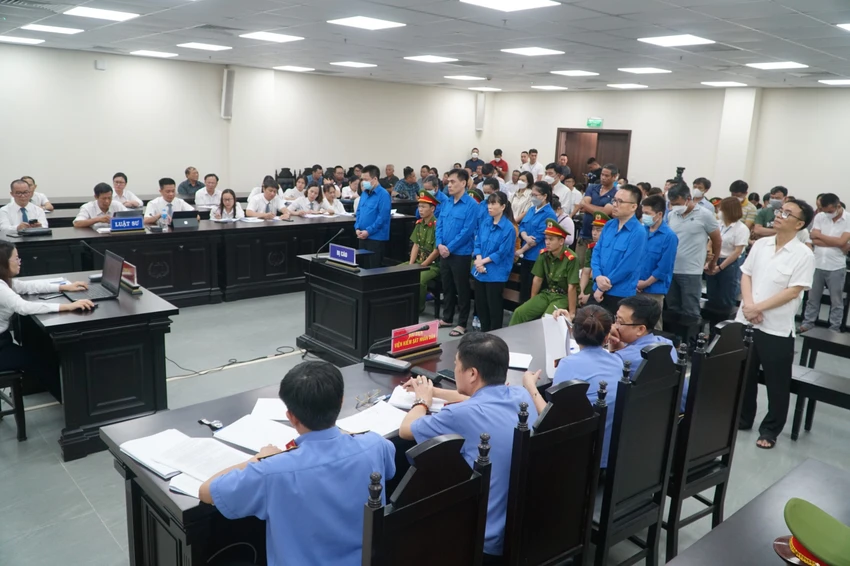 36 bị cáo nghe tuyên án. Ảnh: Phi Hùng