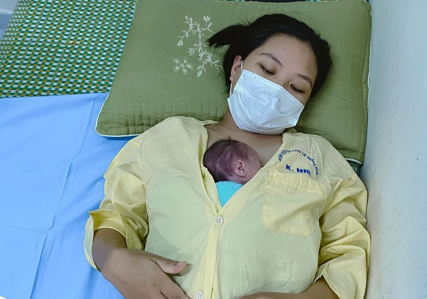 Bé được mẹ phối hợp bác sĩ chăm sóc tại viện bằng cách ấp Kangaroo, da kề da. Bé được mẹ phối hợp bác sĩ chăm sóc tại viện bằng cách ấp Kangaroo, da kề da.