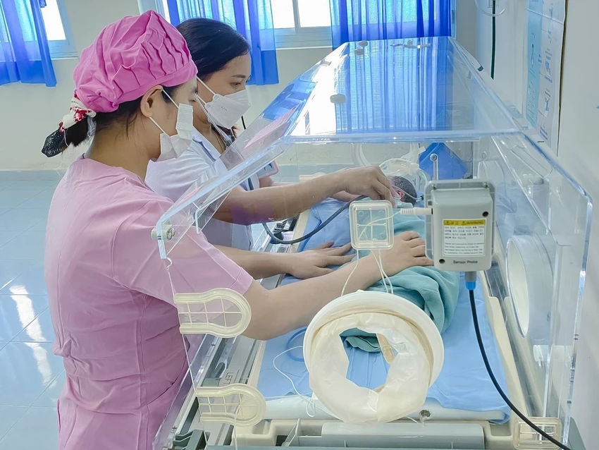 Nhân viên y tế Bệnh viện Đa khoa Trung ương Quảng Nam chăm sóc cháu bé sinh non, nhẹ cân trong lồng ấp. Nhân viên y tế Bệnh viện Đa khoa Trung ương Quảng Nam chăm sóc cháu bé sinh non, nhẹ cân trong lồng ấp.