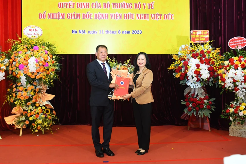 Bộ trưởng Bộ Y tế Đào Hồng Lan trao quyết định bổ nhiệm Giám đốc Bệnh viện Hữu nghị Việt Đức cho TS Dương Đức Hùng. Ảnh: SKĐS Bộ trưởng Bộ Y tế Đào Hồng Lan trao quyết định bổ nhiệm Giám đốc Bệnh viện Hữu nghị Việt Đức cho TS Dương Đức Hùng. Ảnh: SKĐS