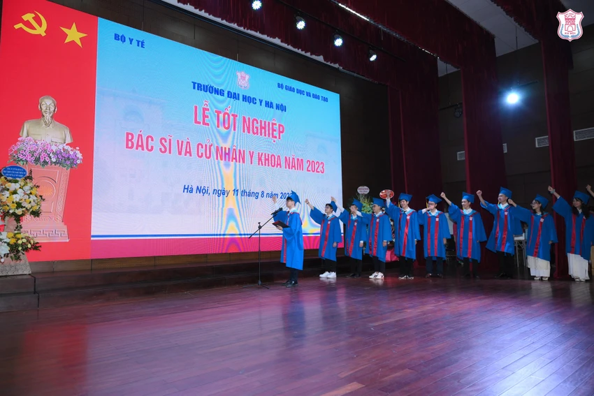 Các tân bác sĩ và cử nhân y khoa của khóa học đặc biệt thời COVID-19, Đại học Y Hà Nội, tuyên thệ lời thề nghề nghiệp tại lễ tốt nghiệp. Các tân bác sĩ và cử nhân y khoa của khóa học đặc biệt thời COVID-19, Đại học Y Hà Nội, tuyên thệ lời thề nghề nghiệp tại lễ tốt nghiệp.