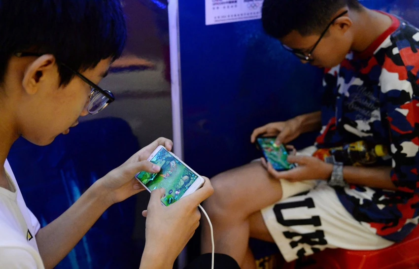 Chơi game online trên điện thoại di động. Chơi game online trên điện thoại di động.