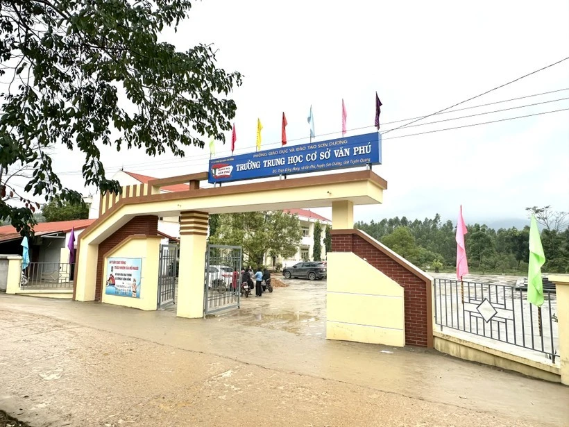 Tạm đình chỉ hiệu trưởng vụ học sinh quây cô giáo ở Tuyên Quang