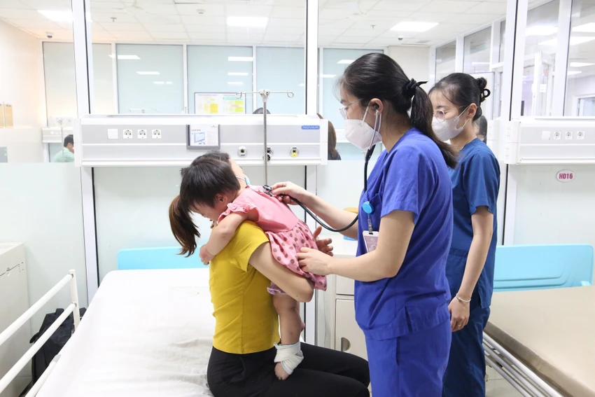 Đinh vít sắc nhọn trong bụng bé gái 2 tuổi