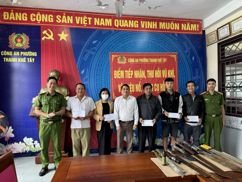 giao-nop-vu-khi-3723.jpg