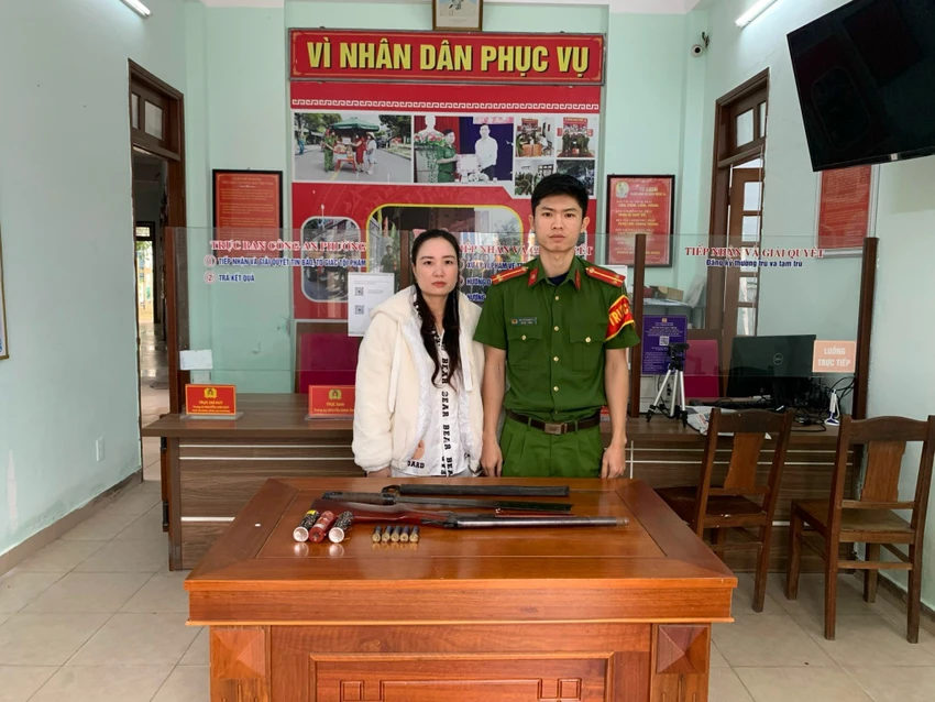 giao-nop-vu-khi-nu-6471.jpg