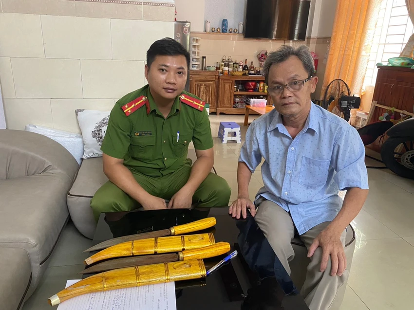 nguoi-dan-tu-nguyen-giao-nop.jpg