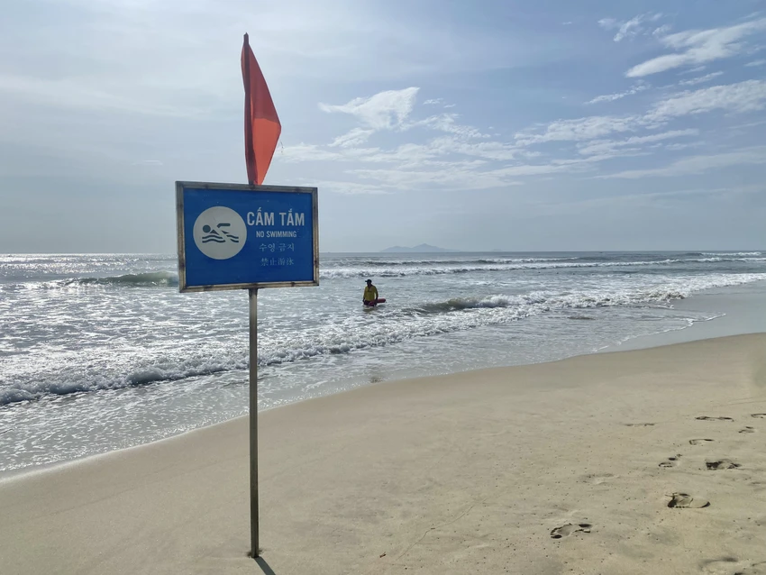 bị sóng cuốn trôi