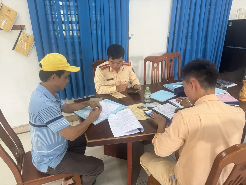 csgt-cu-phat-thep-cuon-roi-xuong-duong.jpg