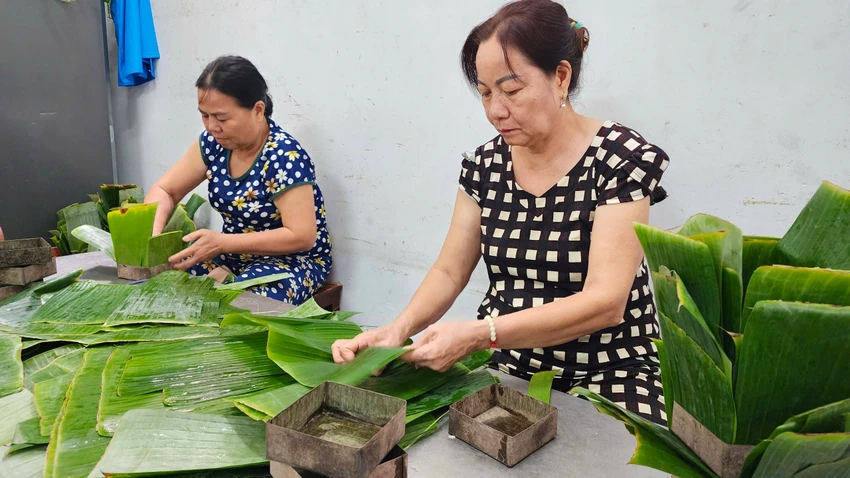 goi-banh-chung-cu-tro-vung-lu-lut-mien-bac.jpg