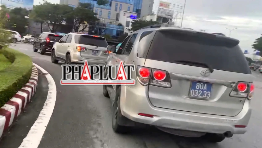 Ba xe biển xanh chở hai người đàn ông rời trụ sở TAND Cấp cao tại Đà Nẵng ra sân bay ngay trong chiều tối, cùng sự áp tải của cán bộ VKSND Tối cao. Ảnh: MINH TRƯỜNG