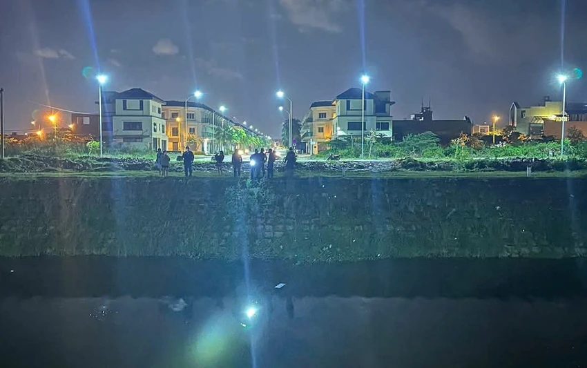 rơi xuống mương nước