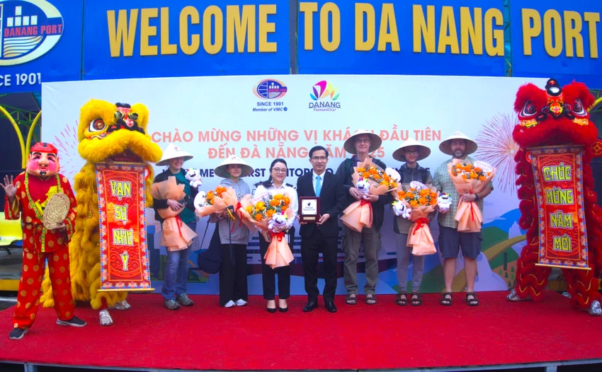 khach-du-lich-den-da-nang.jpg