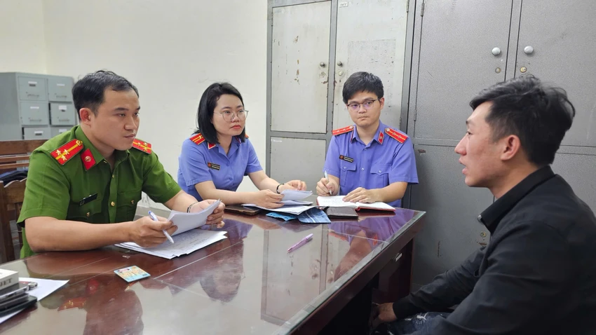 Bị đánh thương tích nặng vì trêu chọc bạn gái của người khác