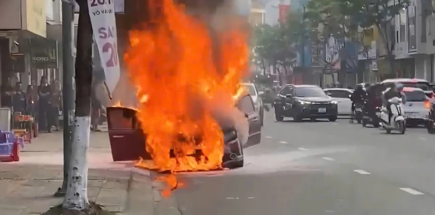 Ô tô bốc cháy