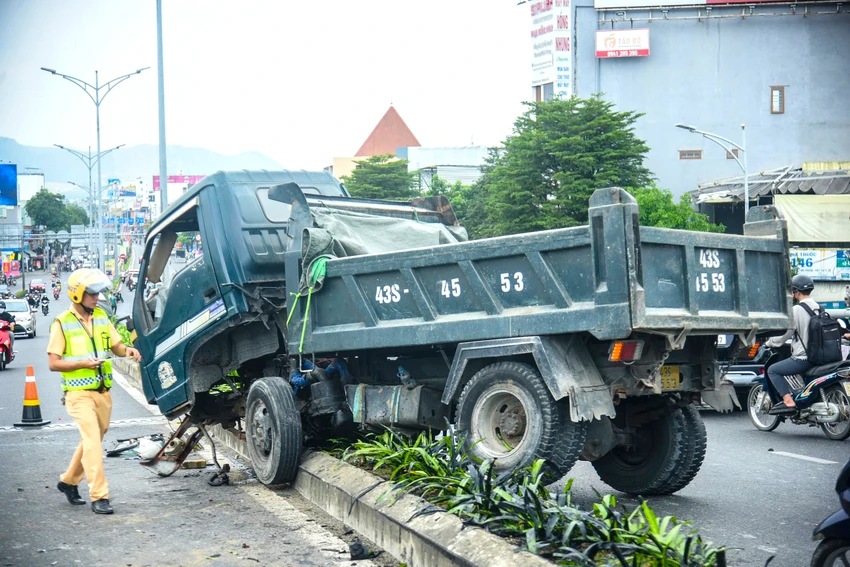 xe tải mất lái