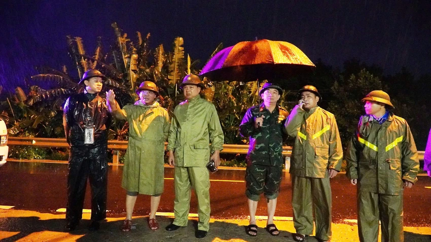 nguoi-dan-cam-lo.jpg